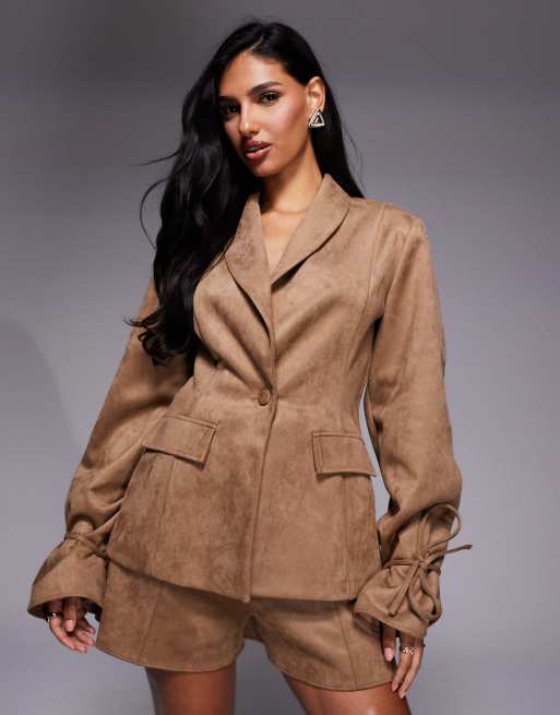 ASOS Luxe – Brązowy zestaw z imitacji zamszu: marynarka z wiązanymi mankietami i szorty, 3 z 3