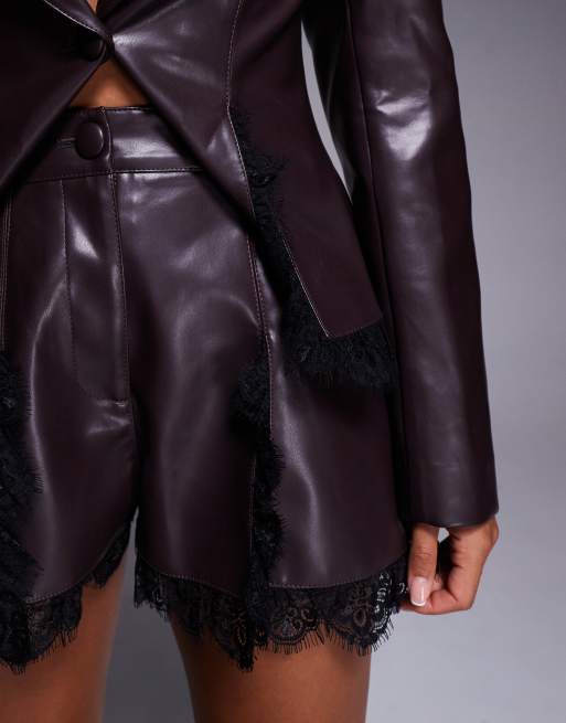 ASOS LUXE – Bruna shorts i läderimitation med spetsdetalj, del av set, 5 av 5