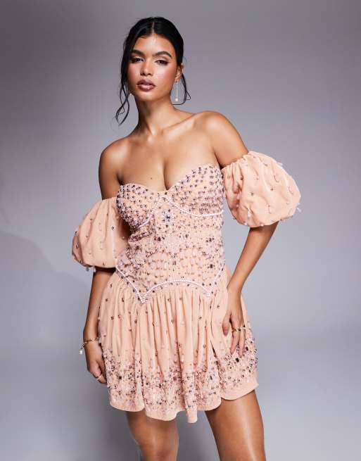 ASOS LUXE – Brzoskwiniowa aksamitna sukienka mini z odsłoniętymi ramionami i bufkami wyszywana klejnocikami