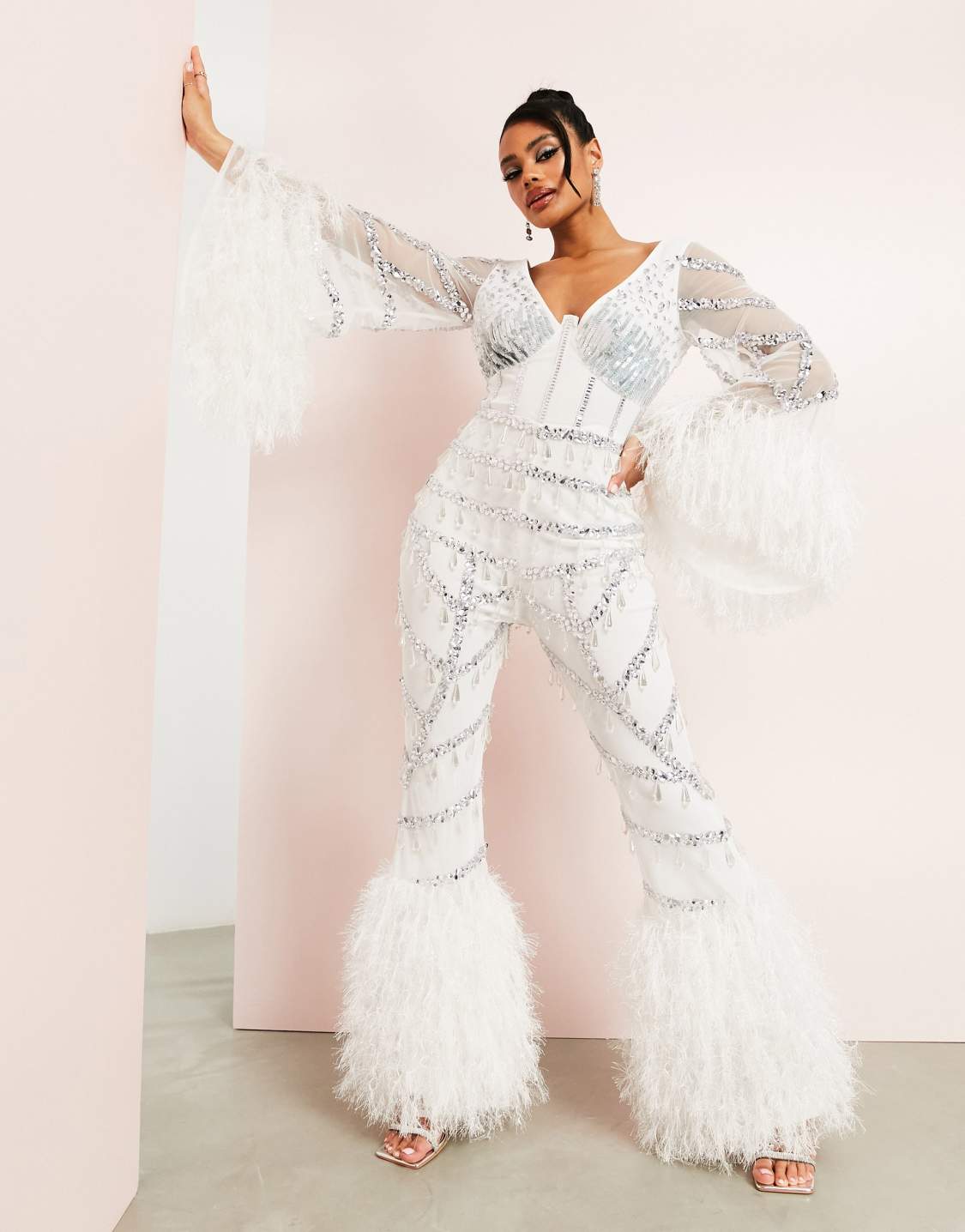 ASOS LUXE – Combinaison ample avec ornements et bords en plumes synthétiques – Blanc Combinaisons mariage The Wedding Explorer