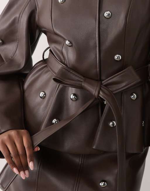 ASOS LUXE - Conjunto de americana con tachuelas de PU con cinturón en chocolate, 4 de 4