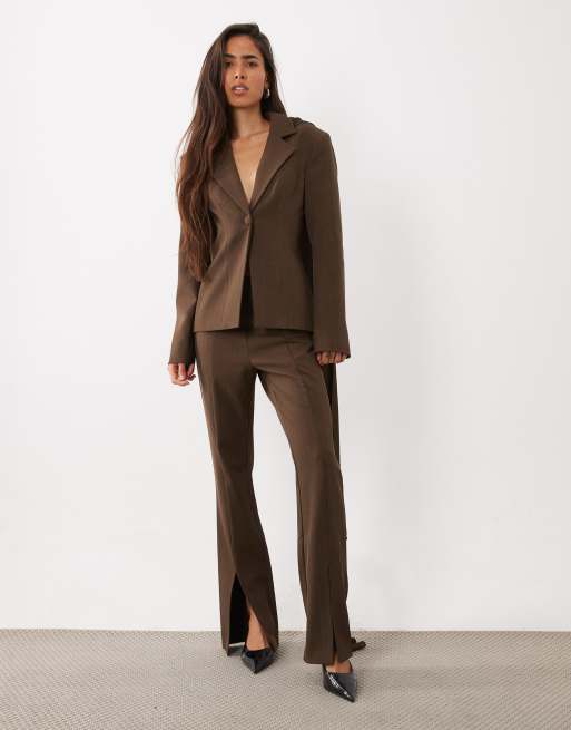 ASOS LUXE - Coordinato color cioccolato composto da blazer con sciarpa drappeggiata e pantaloni a sigaretta, 1 di 3