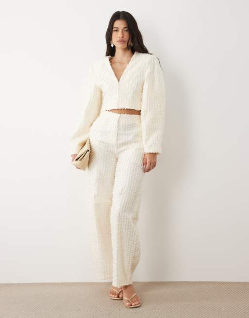 ASOS LUXE - Coordinato con blazer corto con maniche ovoidali e pantaloni bombati in bouclé color crema