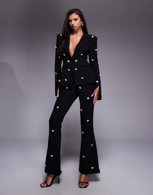 ASOS LUXE - Coordinato modellante nero con pantaloni a zampa e blazer decorato