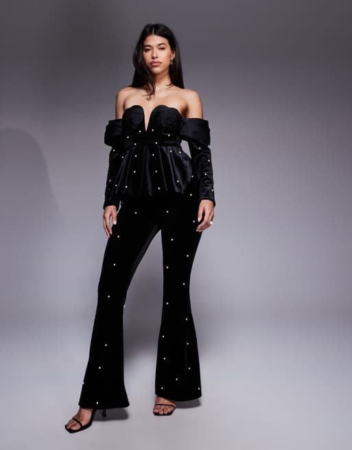 ASOS LUXE - Coordinato nero in velluto con pantaloni decorati con perle e top con spalle scoperte, perle e dettaglio a cuore