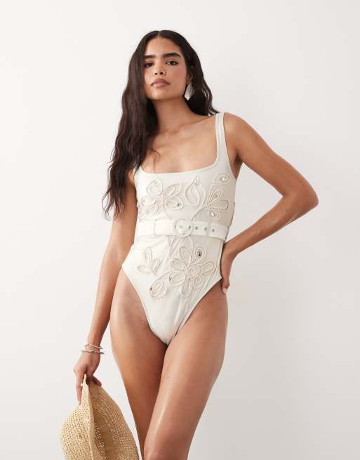 ASOS LUXE – Cornelli – Biały strój kąpielowy z paskiem i ozdobnymi kwiatkami, 3 z 4