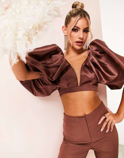 ASOS LUXE Crop top d ensemble en satin avec d collet plongeant et manches bouffantes oversize Marron