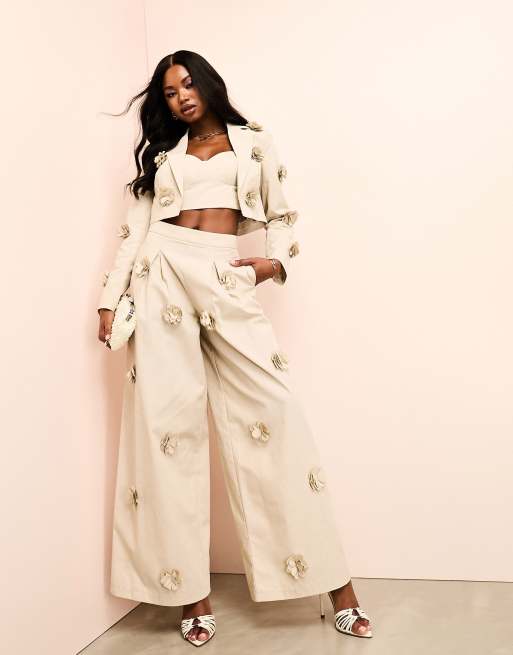 ASOS LUXE - Cropped blazer van 3 delige set met 3D bloemen in stone, 3 van 4