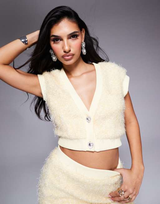 ASOS LUXE - Cropped gebreid vest met textuur en versierde knopen en zachtgeel, deel van co-ord set