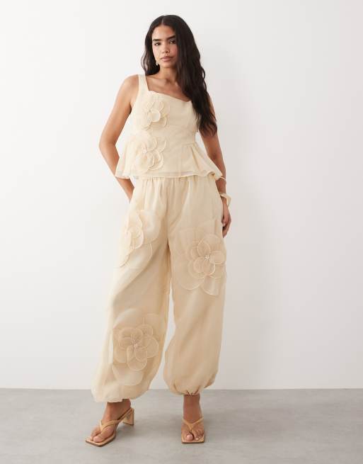 ASOS LUXE – Cropped-Schößchenoberteil in Apricot mit Blumendetail, Kombiteil, 4 von 4