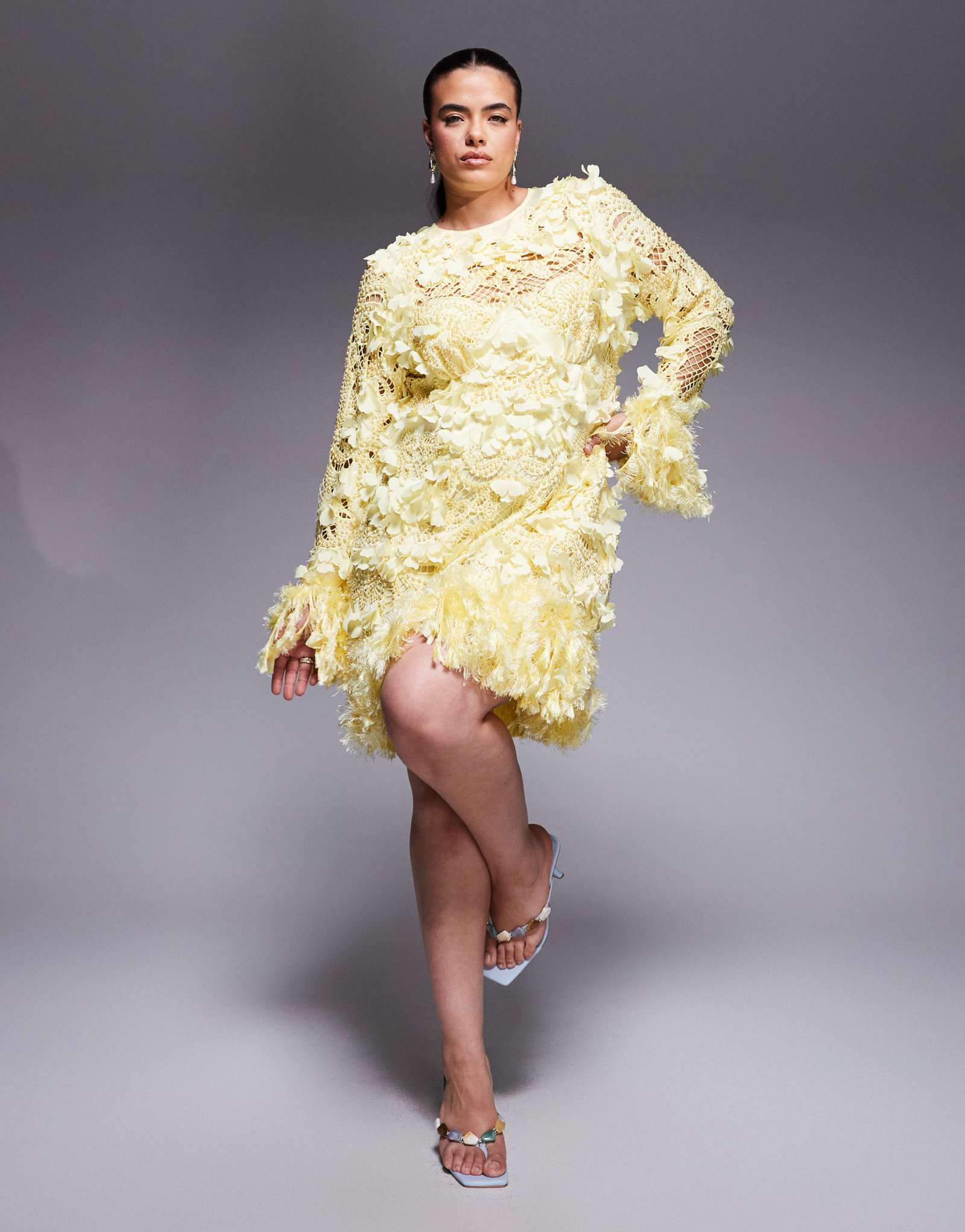 Мини-платье broderie от ASOS LUXE Curve, украшенное 3D-цветами и отделанное искусственными перьями, цвета пахты