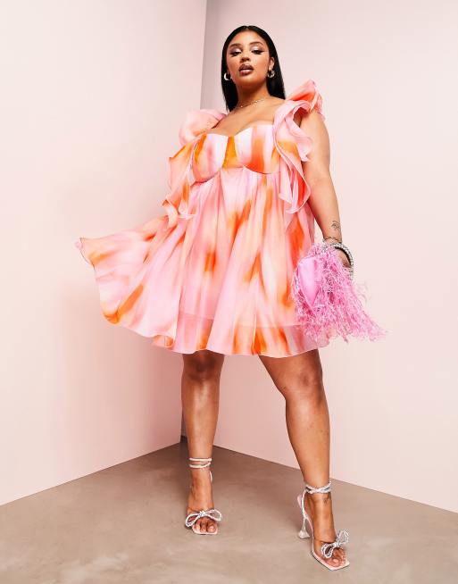 ASOS LUXE Curve - Babydoll-minikjole med flæser på skuldrene og skåldetaljer i pink print