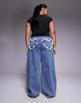 ASOS LUXE Curve - Barrel-Leg-Jeans in mittelblauer Waschung mit Herztaschen