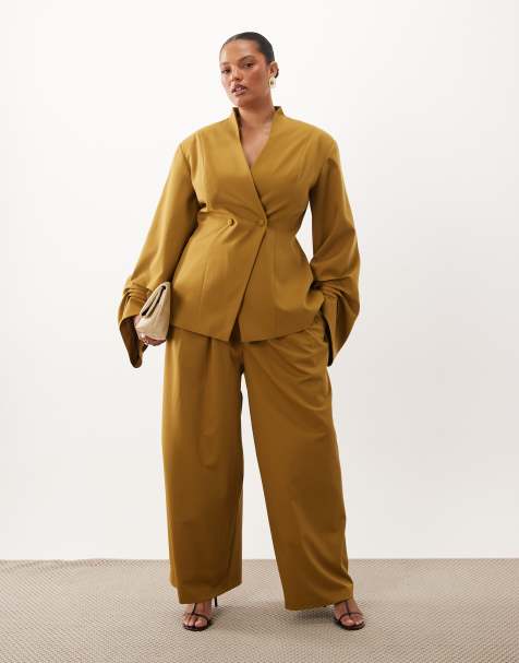 ASOS LUXE Curve - Blazer con pieghe sulle maniche e pantaloni sartoriali a fondo ampio color senape - view 1