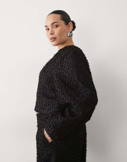 ASOS LUXE Curve boucle cropped ovoid sleeve blazer and barrel leg trouser co-ord in black, 2 van 3