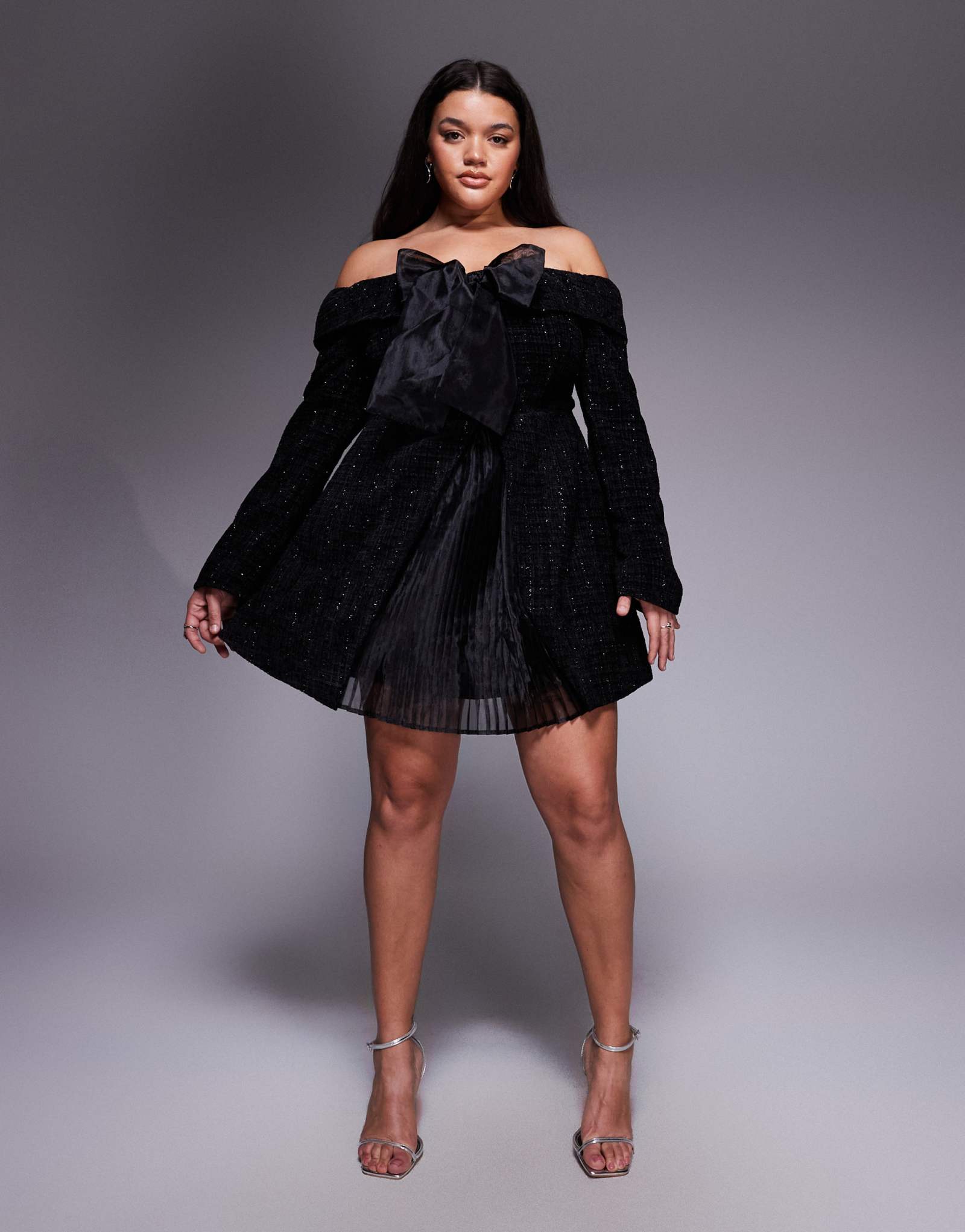 Мини-платье ASOS LUXE Curve из букле с открытыми плечами, плиссированной юбкой и бантом черного цвета