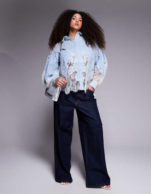 ASOS LUXE Curve - Camicia in denim blu lavaggio medio con dettagli in pizzo decorata con perle