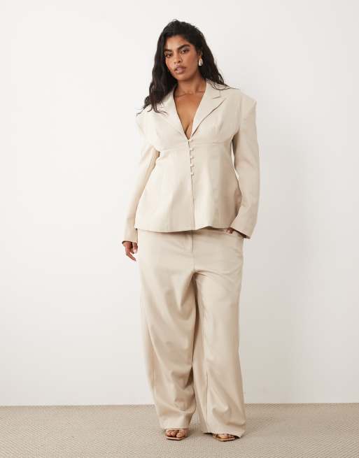 ASOS LUXE Curve - Conjunto de sastre color crema de pantalones de pernera recta y americana con cintura entallada