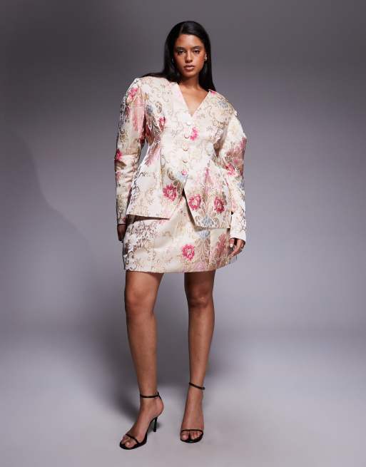 ASOS LUXE Curve - Coordinato bianco a fiori  jacquard con minigonna e blazer stretto in vita con spalle oversize