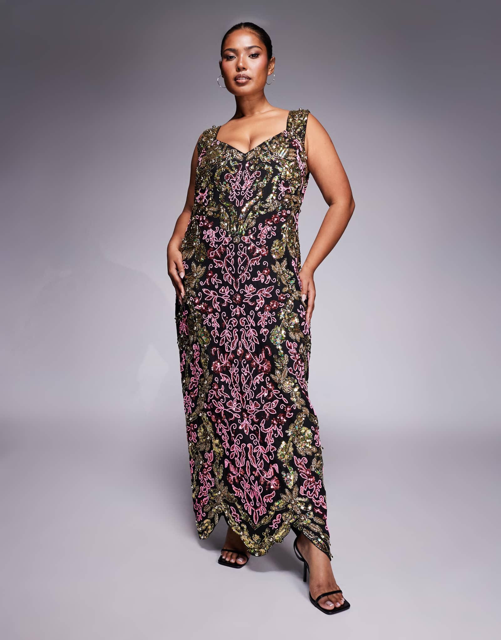 Макси-платье ASOS LUXE Curve, украшенное бисером, черного и золотого цветов