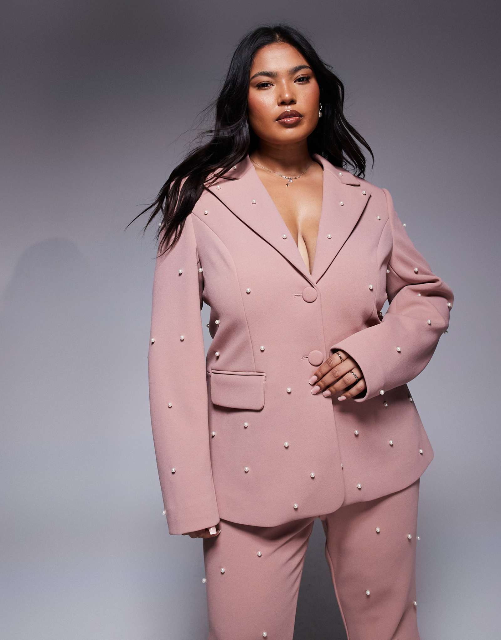 Приталенный блейзер ASOS LUXE Curve цвета пыльной розы, украшенный искусственным жемчугом, - часть комплекта