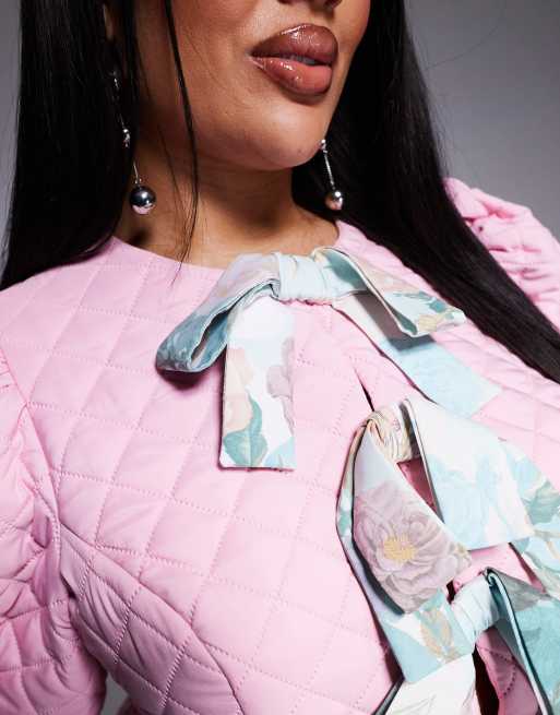 ASOS LUXE Curve – Gestepptes Oberteil in Rosa mit Puffärmeln und Schleifen auf der Vorderseite, 2 von 4
