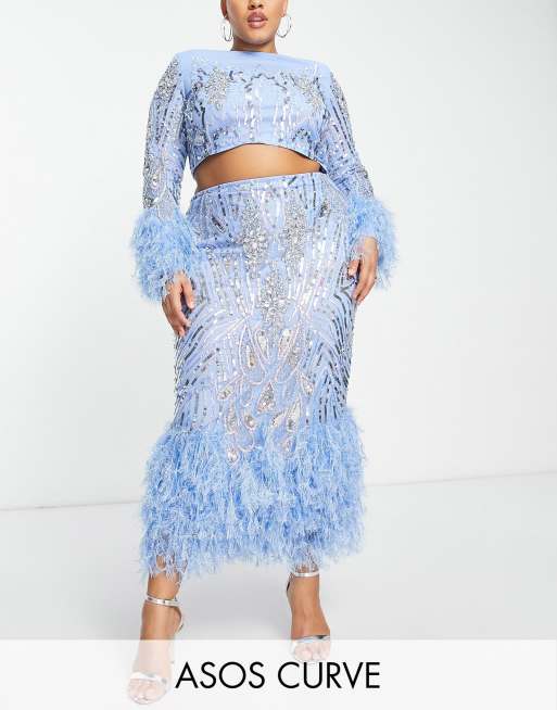 ASOS LUXE Curve - Gonna midi blu con piume sintetiche sul fondo decorata con gemme in coordinato