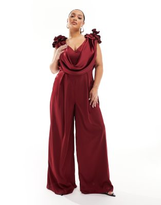 ASOS LUXE Curve - Jumpsuit aus Satin in Weinrot mit tiefem Ausschnitt und Ansteckblumen