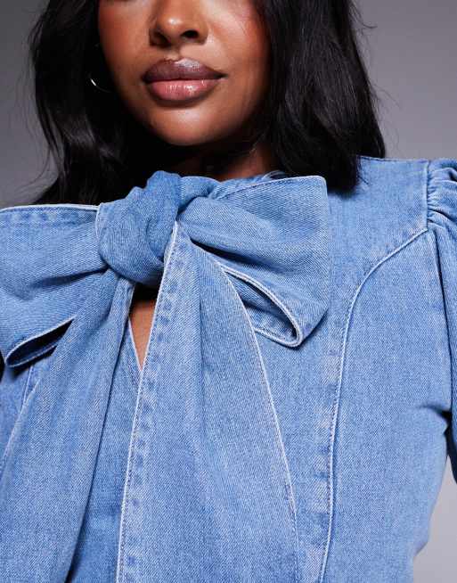 ASOS LUXE Curve – Kurzes Jeanskleid in hellblauer Waschung mit Ballonsaum und Schluppen-Schleife, 4 von 4