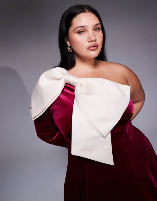 ASOS LUXE Curve - Mini jurk van fluweel met blote schouder en strikjes in bordeauxrood, 4 van 4