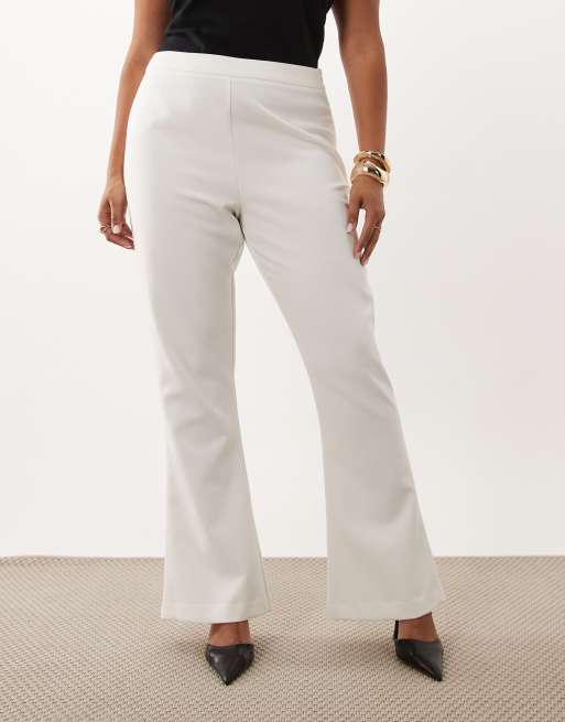 ASOS LUXE Curve - pantalón de traje acampanado en crema, 4 de 5