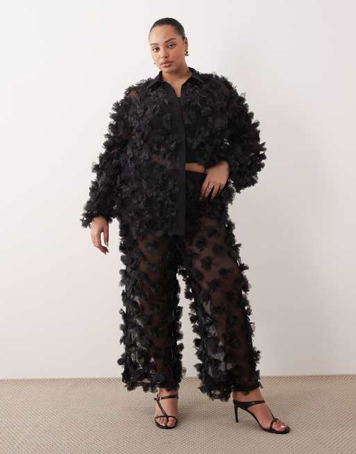 ASOS LUXE Curve - Coordinato con camicia e pantaloni in rete nera con petali 3D, 3 di 3