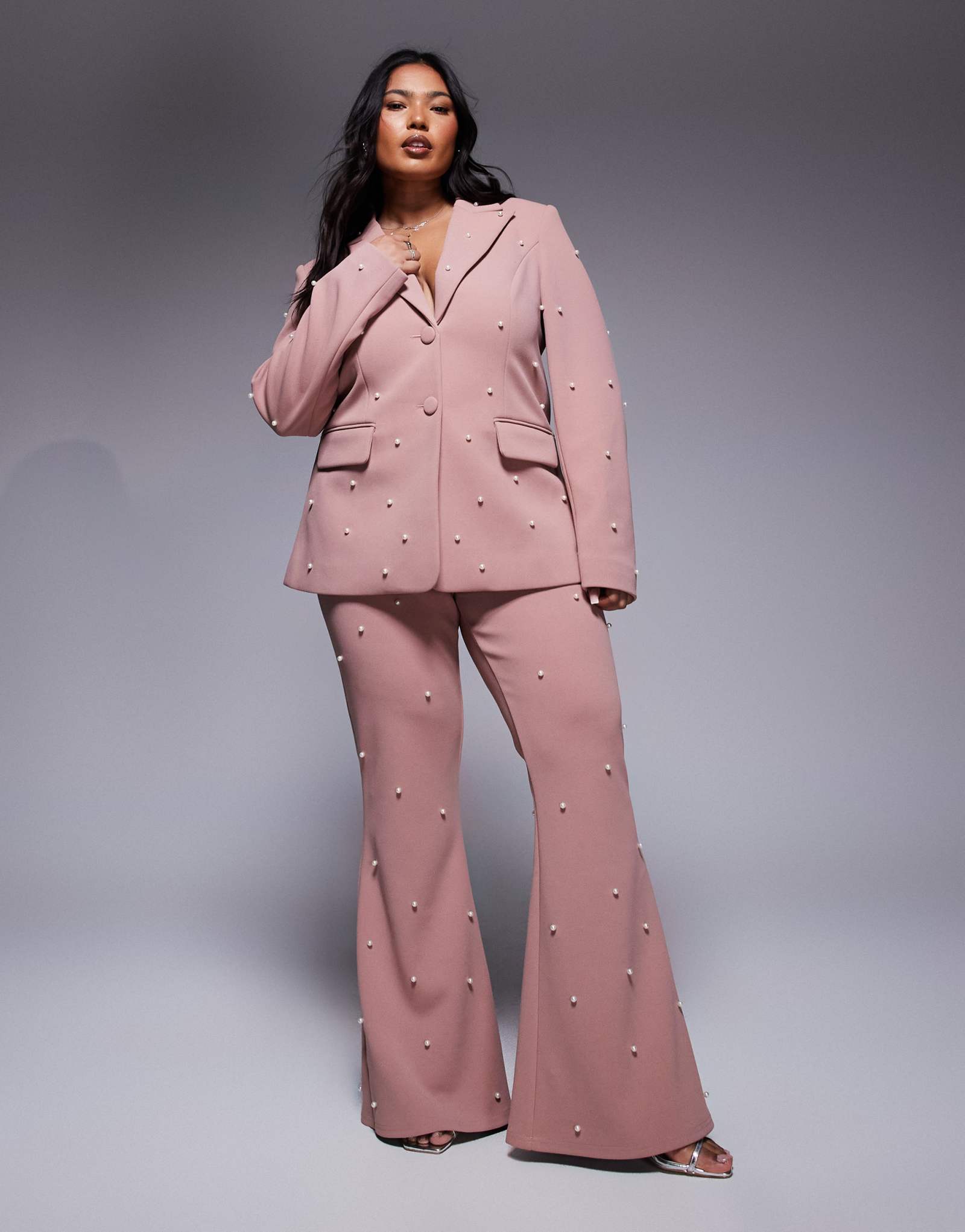 Сшитые на заказ брюки ASOS LUXE Curve, украшенные жемчугом, цвета пыльной розы - часть комплекта