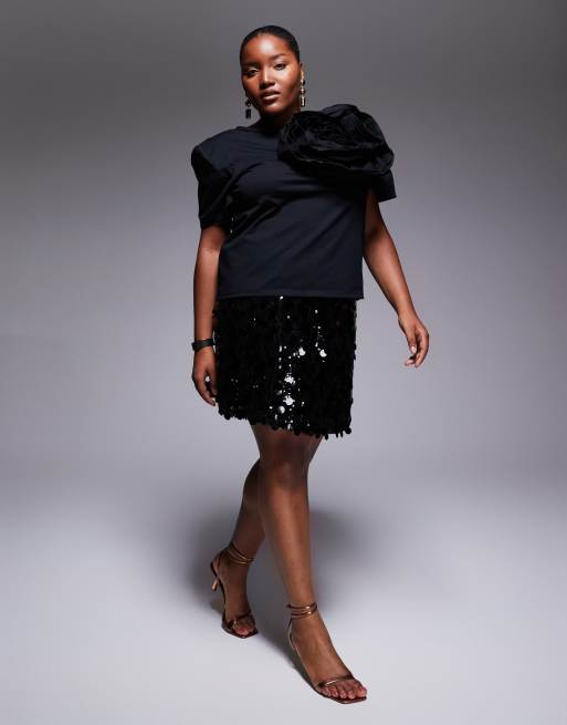 ASOS LUXE Curve - Premium - T-shirt met corsage in zwart, 2 van 4
