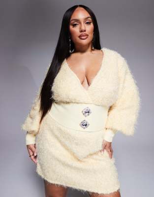 ASOS LUXE Curve - Strukturierte, flauschige Strickjacke in Buttermilchgelb mit verzierten Knöpfen, Kombiteil