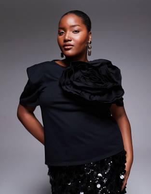 ASOS LUXE Curve - T-Shirt aus hochwertigem Material in Schwarz mit Blumenapplikation