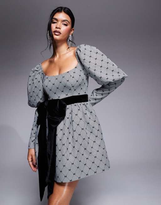 ASOS LUXE – Czarno-biała sukienka mini z flokowanym wzorem w kokardki, bufkami i aksamitną, czarną kokardą