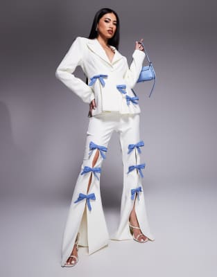 ASOS LUXE - Elegante Hose in Creme mit Denim-Schleifen, Kombiteil-Weiß