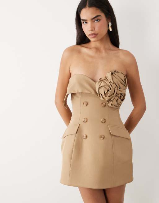 ASOS LUXE – Elegantes, trägerloses Minikleid in Hellbraun mit Ansteckblumen-Design, 2 von 4