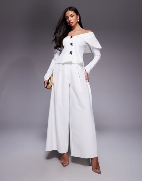 ASOS LUXE – Elfenbensvitt set med kavaj med bara axlar och guldfärgad metall och figursydda byxor med vida ben - view 1