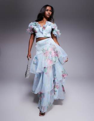 ASOS LUXE - Ensemble en mousseline effet froissé avec jupe longue et crop top volanté à bonnets préformés et imprimé fleuri - Bleu - view 1