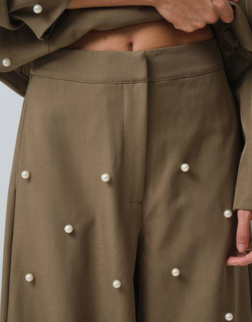 ASOS LUXE figursydda byxor med pärldekor i khaki, 3 av 5