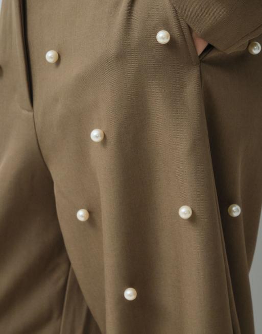 ASOS LUXE figursydda byxor med pärldekor i khaki, 4 av 5