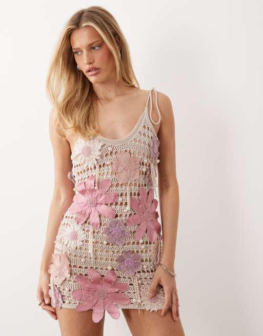 ASOS LUXE - Gehaakte mini cami-jurk met bloemenversiering in roze, 2 van 4