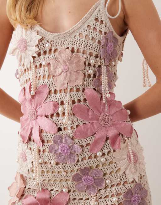 ASOS LUXE - Gehaakte mini cami-jurk met bloemenversiering in roze, 3 van 4