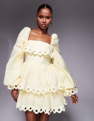 ASOS LUXE - Gestuftes Minikleid in Buttermilchgelb mit Puffärmeln und Besatz im Cut-out-Design