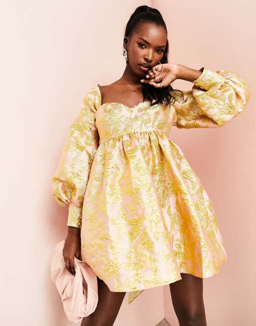 ASOS LUXE – Guldfärgad miniklänning i jacquard med puffärmar och singoallaringning, 4 av 4