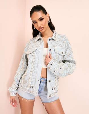 ASOS LUXE - Hochwertig verzierte Jeansjacke in mittelblauer Waschung mit eingearbeiteten Strass- und Perlendetails