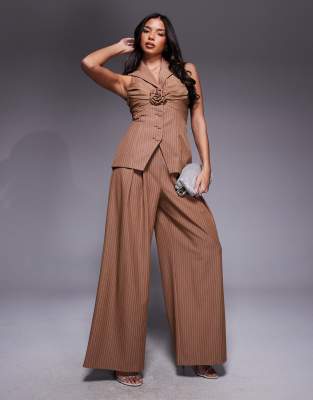 ASOS LUXE - Hose in Braun mit Nadelstreifen, weitem Bein und gerafftem Bund, Kombiteil-Bunt