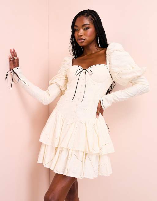 ASOS LUXE - Hvid korset-minikjole med broderi og sort bindedetalje